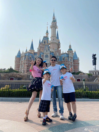 冉莹颖晒与邹市明合影满脸幸福 庆祝结婚十周年