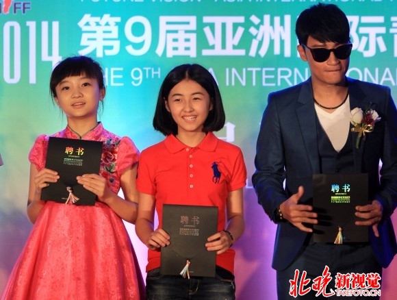 张子枫7年前与林妙可同框 如今发展各异引网友热议