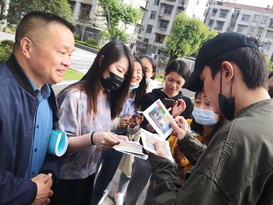 朱一龙回武汉母校探望 跟保安介绍自己时态度超谦和