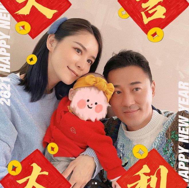 新手妈妈张馨月晒全家福 和女儿贴脸合影露幸福肥