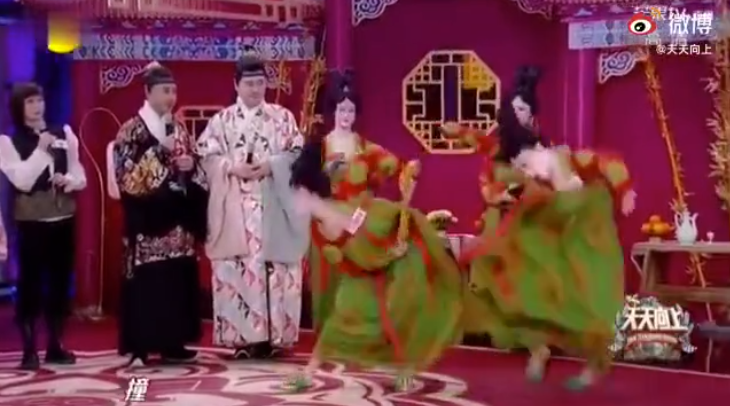 不愧是重量担当!钱枫重现“撞屁股”名场面,竟弹飞唐宫小姐姐!