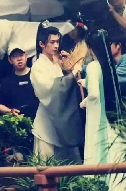 杨紫、成毅《沉香如屑》路透照曝光,二人持扫帚对戏