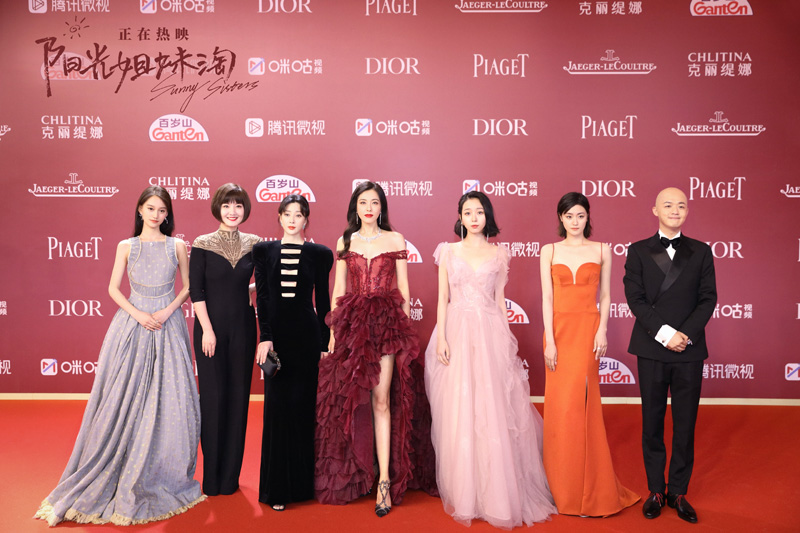 《阳光姐妹淘》亮相上影节开幕红毯 包贝尔携主创展现默契友情