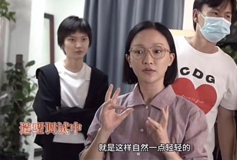 47岁周迅片场照曝光 学骑老式自行车认真敬业